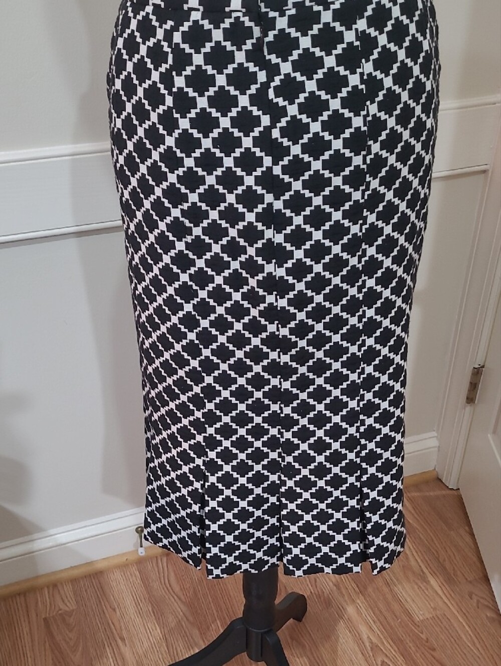 Harold's Black and White Geometric Tile/Lattice Pattern Lined Skirt - Size 6 - Picture 5 of 7
